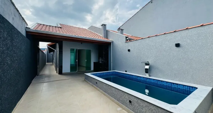 Casa à 500m do mar com piscina e área gourmet com churrasqueira, em itanhaém.