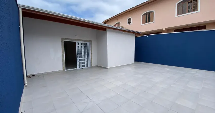 Casa à 500m do mar com piscina e área gourmet com churrasqueira, em itanhaém.