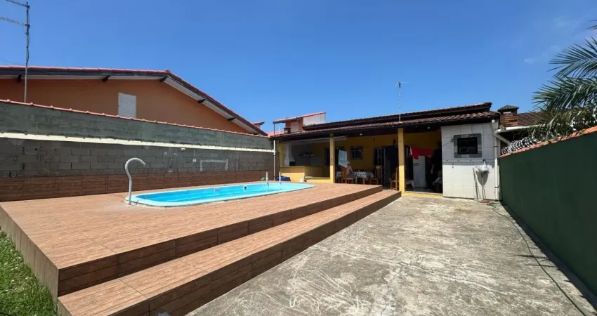 Casa à 500m do mar com área gourmet com churrasqueira e piscina, em itanhaém.