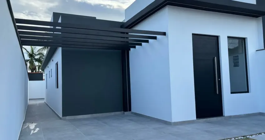 Casa à 700m do mar com piscina e área gourmet com churrasqueira, em itanhaém.