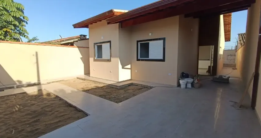 Casa à venda com piscina e área gourmet com churrasqueira, em itanhaém.