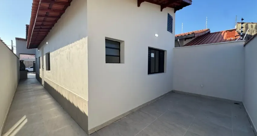 Casa à 200m do mar com piscina e área gourmet com churrasqueira, em itanhaém.