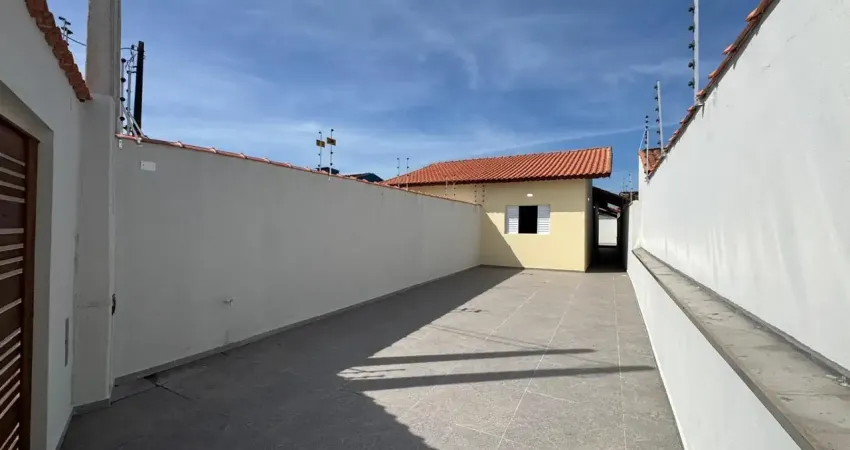 Casa à 200m do mar com piscina e área gourmet com churrasqueira, em itanhaém.