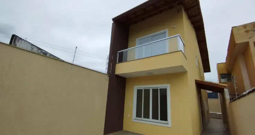 Casa à 400m do mar com piscina e área gourmet com churrasqueira, em itanhaém.