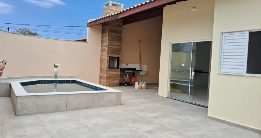 Casa à 650m do mar com piscina e área gourmet com churrasqueira, em itanhaém.