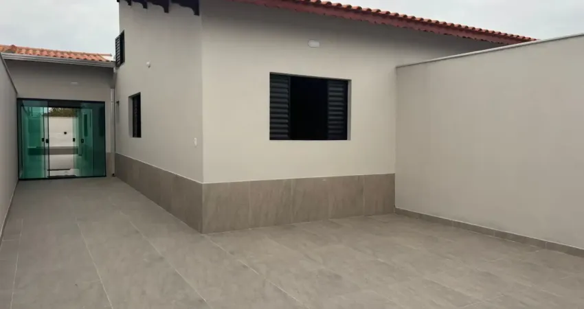 Casa à 600m do mar com área gourmet com churrasqueira e piscina, em itanhaém.