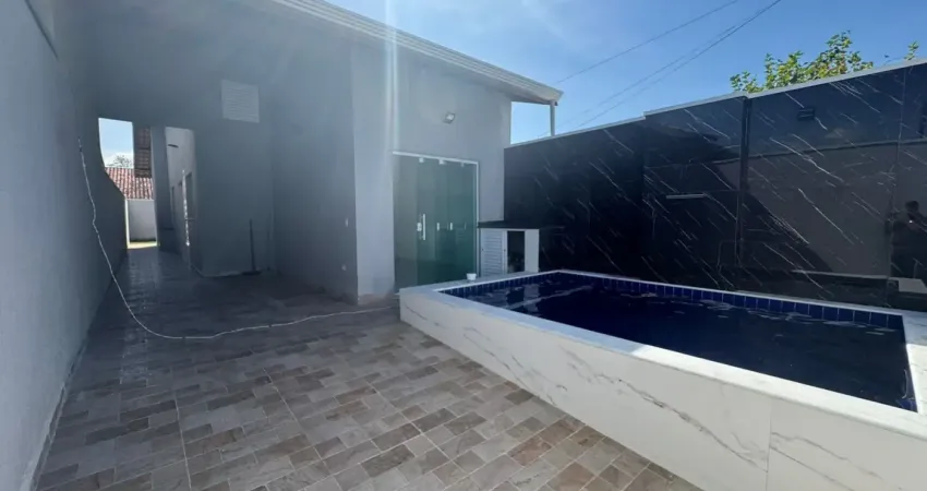 Casa à venda com piscina e área gourmet com churrasqueira, em peruíbe.