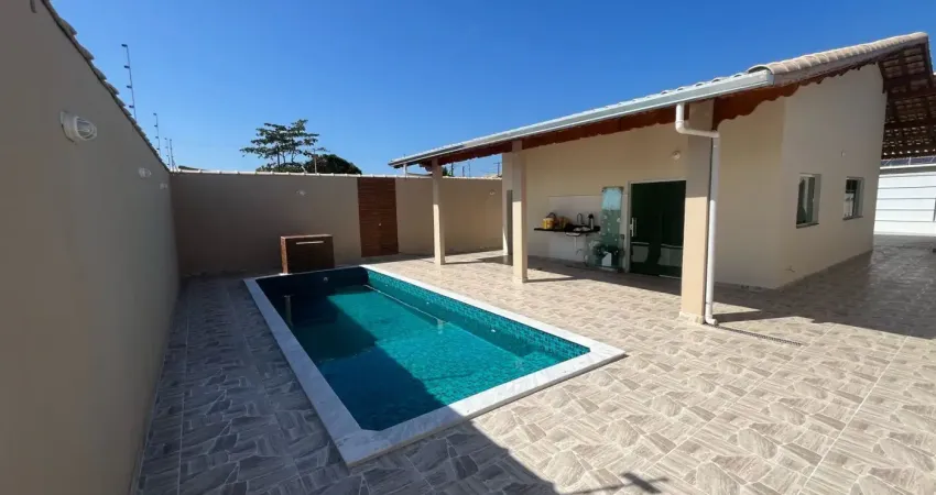 Casa à venda com piscina e área gourmet com churrasqueira, em itanhaém.