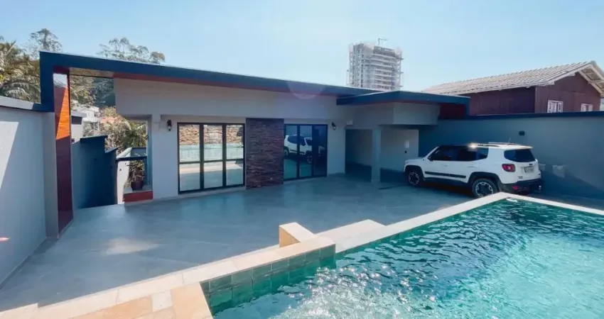 Casa de Alto Padrão no Bairro Fazenda – Próxima à Praia Brava!