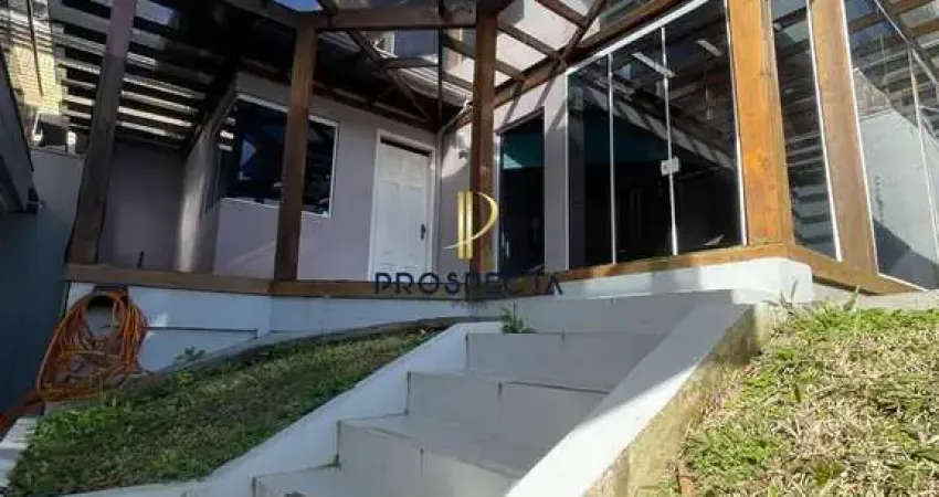 CASA COM 02 PAVIMENTOS, SEMIMOBILIADA, 3 SUÍTES SENDO 01 COM BANHEIRA, QUIOSQUE