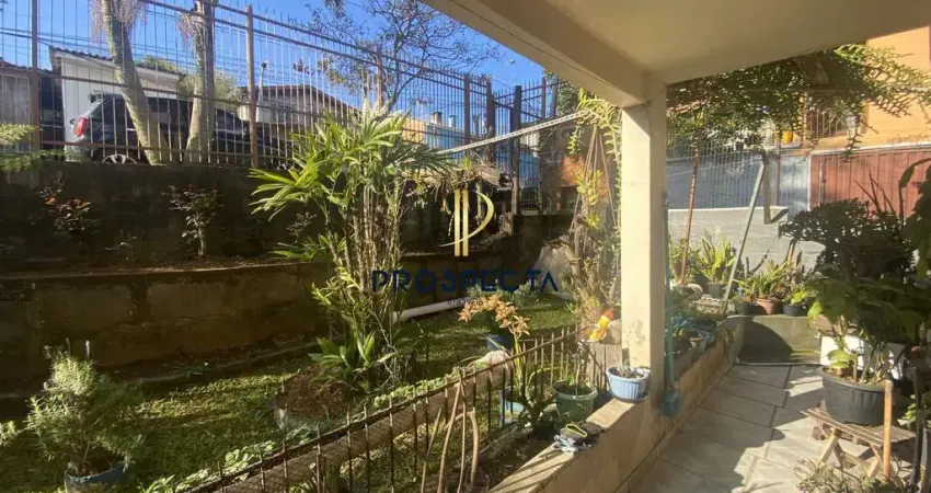 Casa mista com 03 dormitórios com pátio frente e fundos no bairro charqueadas em