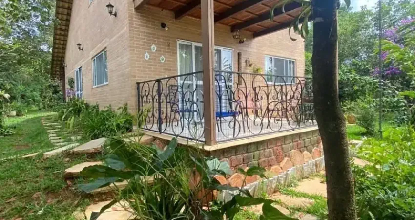 Sobrado condomínio 3.466m2 de área , fechado, lindo, 145m2, área de no tijolinho, madeira, pirenópolis-go