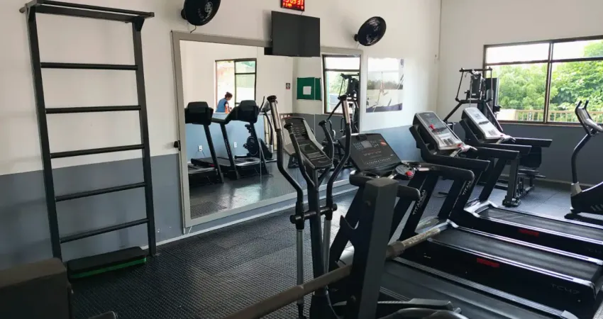 Lakeside — vista lagoa, 2 quartos e conforto em cada detalhe | locação