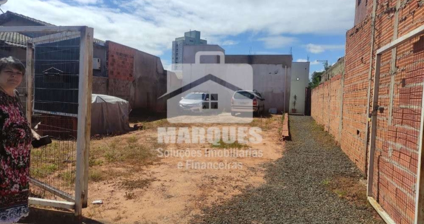 Terreno de 301m² com Salão Versátil no Jardim das Figueiras
