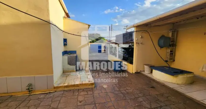 Oportunidade Ter. de 250m² com 2 Casas no Jd. Campos Verdes