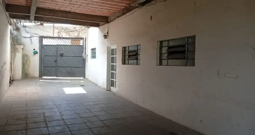 Terreno para venda com  4 Casas e 1 Galpão  647m² e 3 vagas no Jardim Iracema
