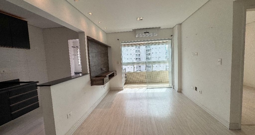 Apartamento lindo, semi mobiliado, com sacada envidraçada, armarios planejados e lazer completo, apenas 250m da praia, na Vila Guilhermina!!!
