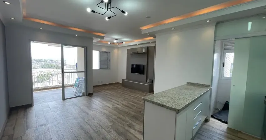 Apartamento espaçoso com sacada em andar alto, sala expandida no lugar do terceiro dormitório sem necessidade de reforma.