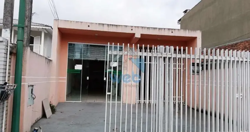 Casa de terreno inteiro à venda na região do vitória régia, no bairro cic, na principal rua da região!