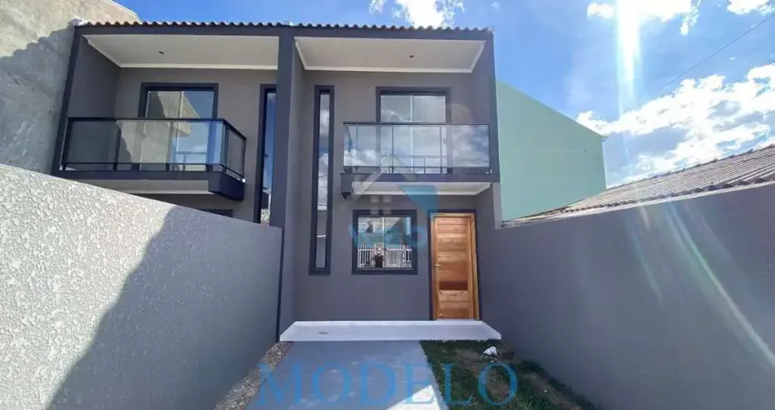 Sobrado à venda na região do vitória régia, no bairro cic, com três quartos (um suíte), sala, cozinha, banheiro social e edícula com churrasqueira