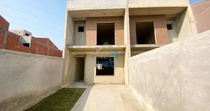 Sobrado com três quartos à venda na região do vitória régia, contando com uma suíte e amplo espaço interno.