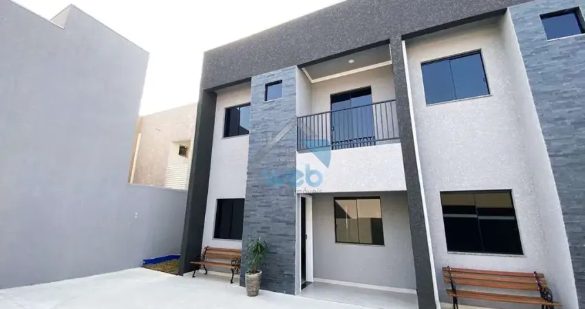 Sobrado em condomínio no bairro campo de santana, com três quartos, piso em porcelanato, textura projetada.