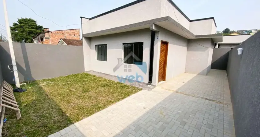 Casa à venda no bairro costeira, em araucária, com três quartos, sala de estar, cozinha, banheiro e edícula com churrasqueira.