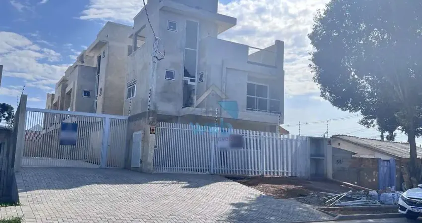 Sobrados de alto padrão em condomínio à venda no bairro alto, com três quartos, sala, cozinha, banheiro, lavabo e amplo terraço.