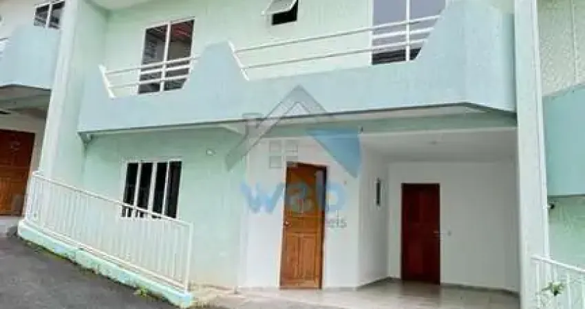 Sobrado em condomínio à venda no bairro xaxim, com três quartos, sala, cozinha, banheiro social, lavabo e ático.