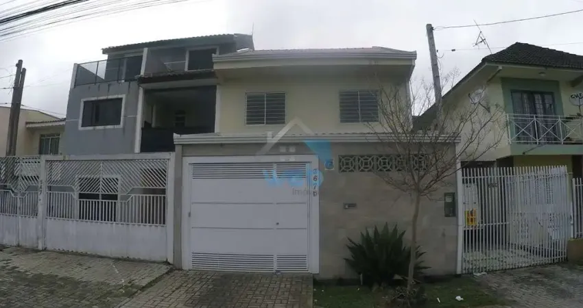 Sobrado para venda no bairro cic, com três quartos sendo um suíte, sala, cozinha ampla, móveis planejados, churrasqueira e fogão à lenha.