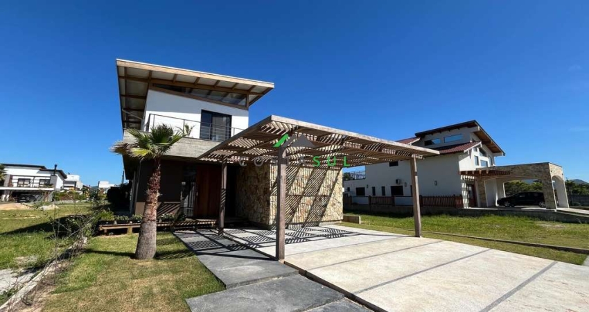 Casa de Alto Padrão no Condomínio Rosa Internacional, ao lado da Surfland