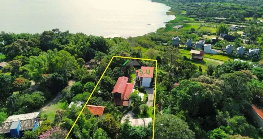 Propriedade Exclusiva com Vista para a Lagoa, 3 Residências e Piscina em Terreno