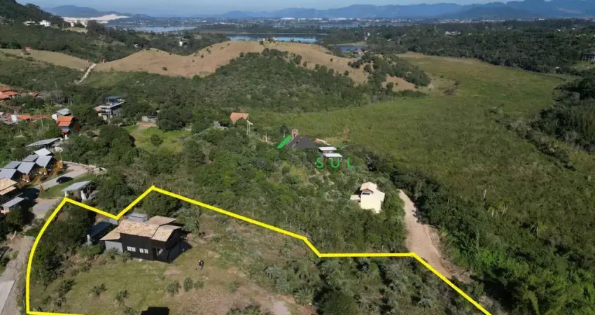 Casa à venda com terreno de 3.872,59m² - Praia do Rosa. - Imbituba/SC