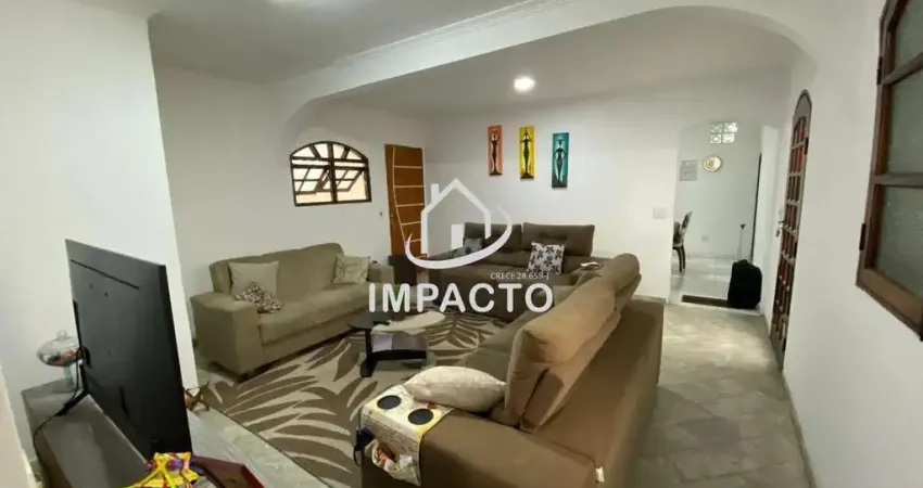 Sobrado com casa principal contendo 4 quartos sendo 1 suíte e mais 4 casas no terreno à venda