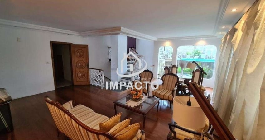 Tríplex com 600m², 4 quartos, 4 vagas e piscina privativa.