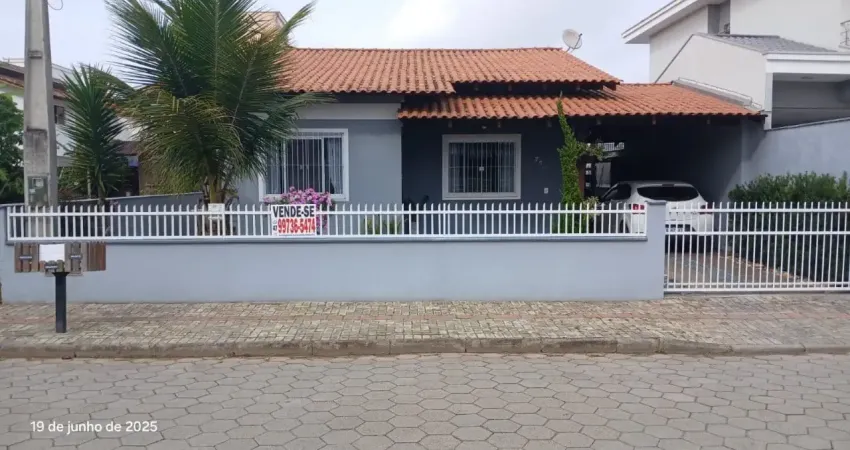 Casa à venda excelente localização em bal. piçarras, 3 dorm. 700m do mar