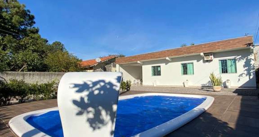 Linda Casa com Piscina na Praia da PInheira, Palhoça/SC.