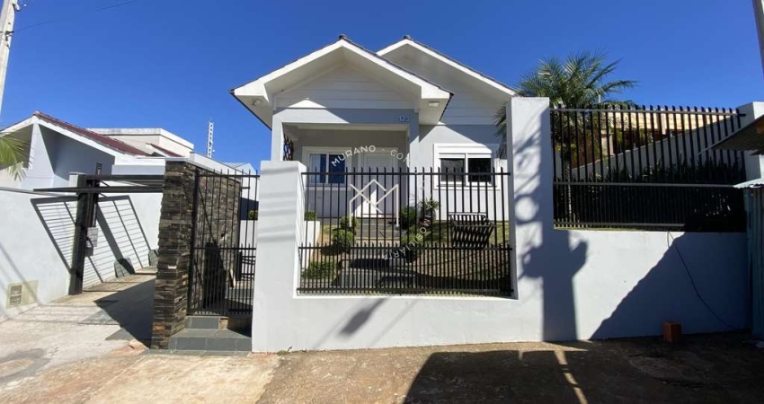 CASA SEMIMOBILIADA, 03 DORMITÓRIOS (1 Suíte)  235m² NA JOÃO ALVES