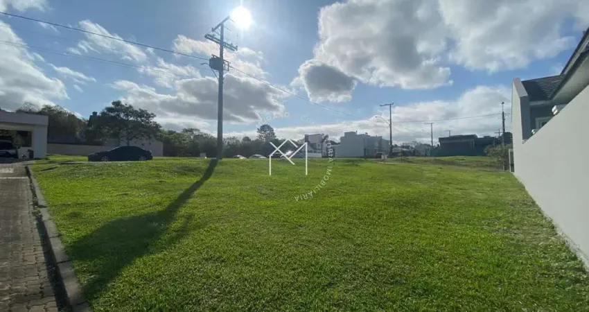 Terreno com 3 frentes à venda no Condomínio Belle Ville
