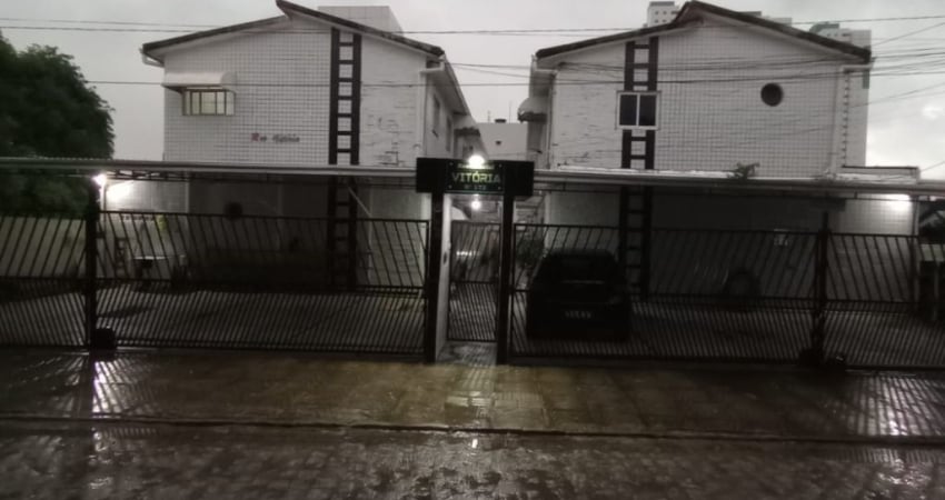 Casa Sobrado Nascente em Condomínio Fechado no Bessa – 3 Quartos (2 Suítes), Quintal e a 500m da Praia! R$ 470 Mil