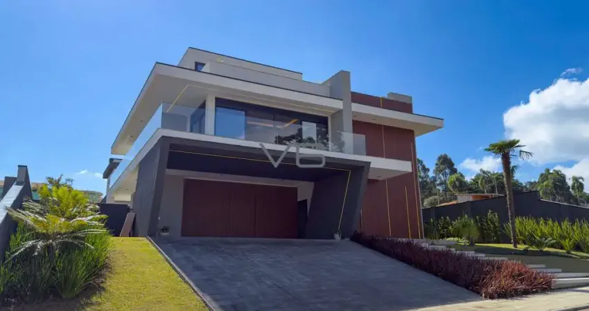 Casa alto padrão com 4 quartos sendo 3 suítes, 5 vagas de garagem, no Jardim Amélia, Pinhais - PR.