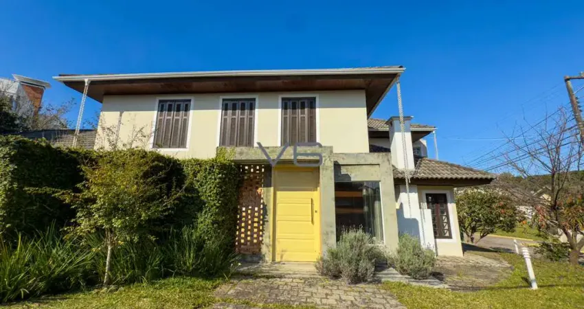 Casa alto padrão com 4 quartos sendo 2 suítes, 285m² privativos, 100% averbada, 4 vagas de garagem, em Santa Felicidade, Curitiba - PR.