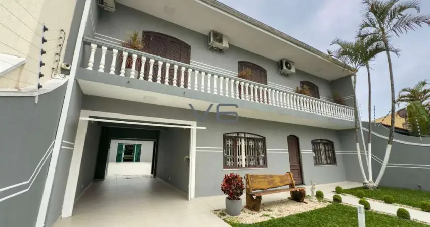Casa com 4 quartos, 300 m² privativos, 8 vagas de garagem, no Jardim Das Américas, Curitiba-PR.