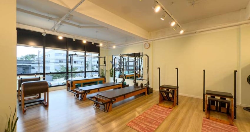 Sala Comercial com 132,59 m², 2 vagas de garagem, no Cabral, Curitiba-PR.