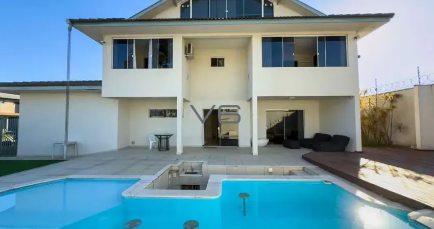 Casa em Condomínio com 474 m² privativos, 4 suítes, 4 vagas de garagem, em Santa Felicidade, Curitiba - PR.