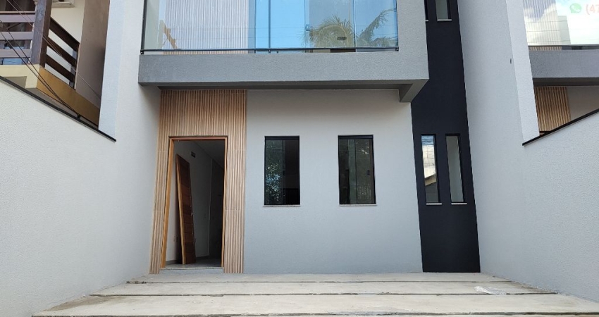 Casa à venda na Rua Pavão, 659, Costa e Silva, Joinville