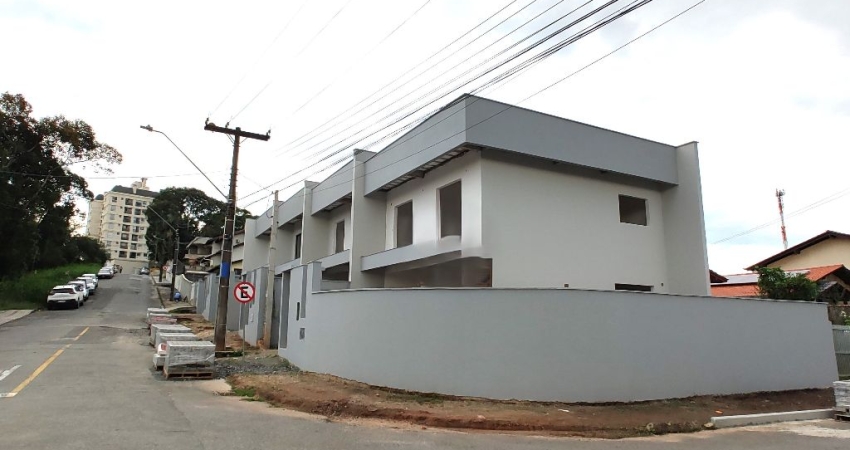 Sobrado geminado com 1 suíte e mais 2 quartos no Bairro Costa e Silva