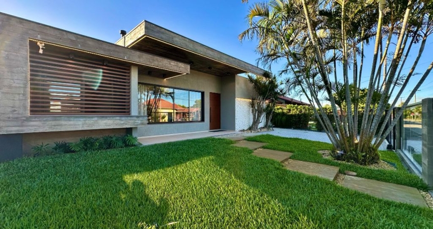 Casa  nova, nunca Habitada com 234 m² privativos. Construção e acabamento de Alto Padrão excelência para não colocar defeito. Total de 05 dormitórios, sendo 04 deles suítes, Lavabo , Piscina.