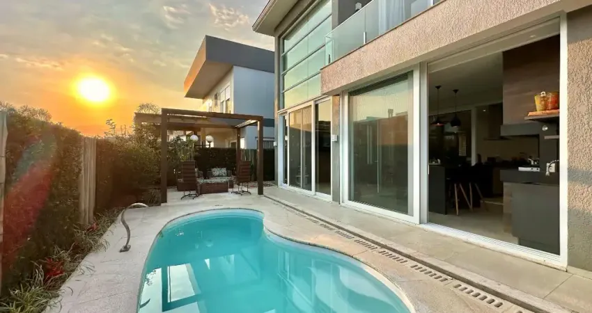 Sobrado Condomínio Capão Ilhas , 05 Dormitórios ,04 suítes uma no térreo e uma com Closet , 312m² área construída,Capão da Canoa!