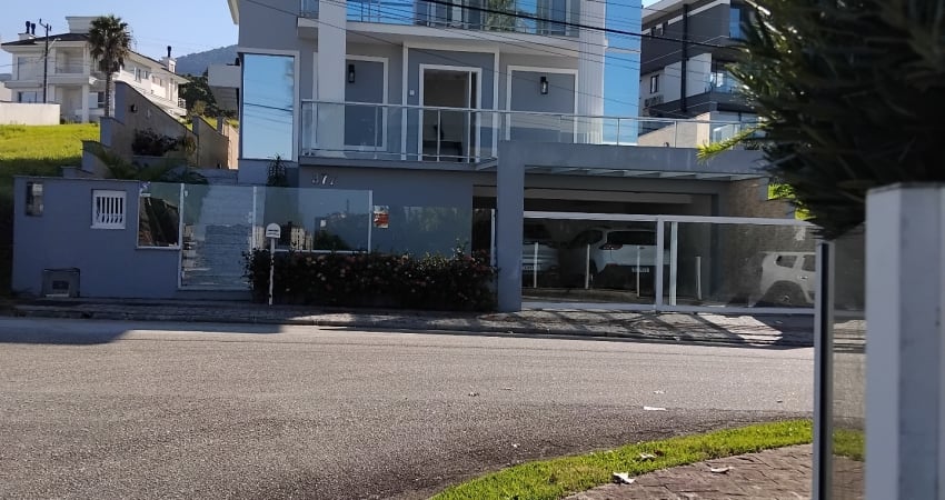 Investidores!A casa se destaca por ser 2 residências, independente!